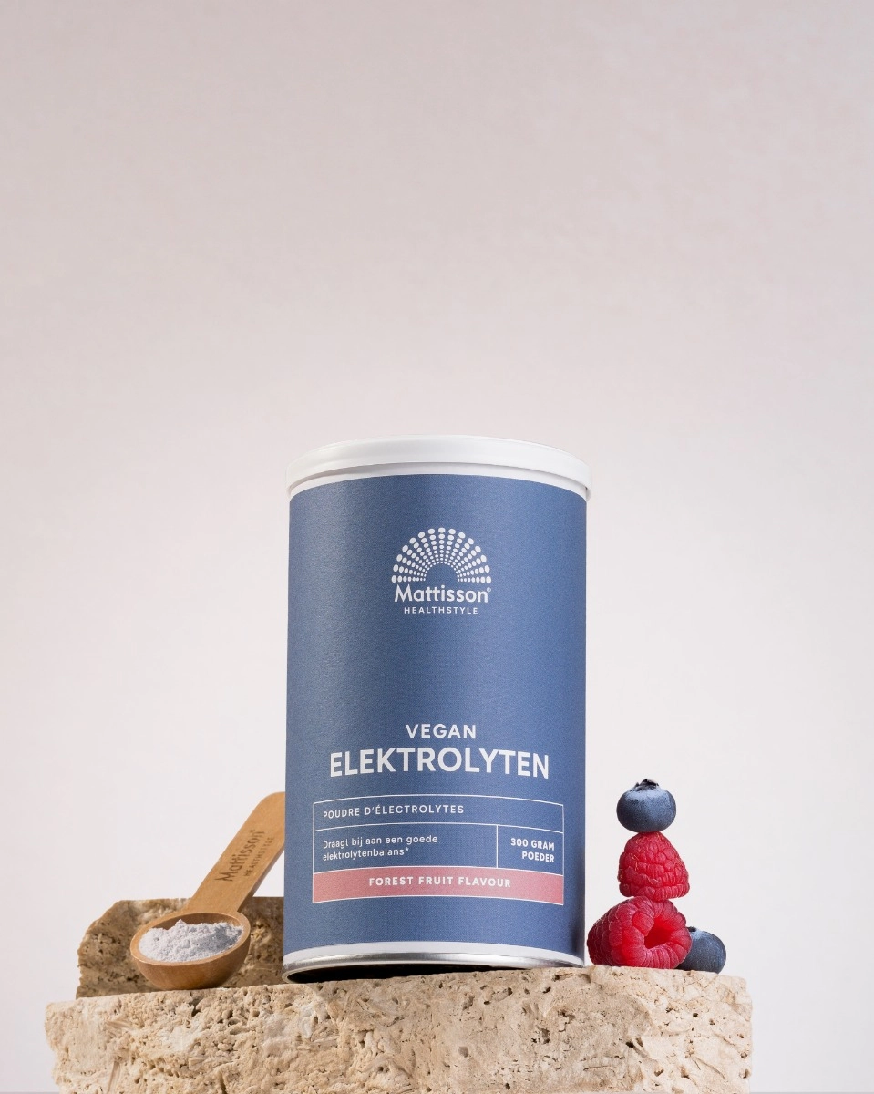 Mattisson Vegan electrolyten mockup met als synoniem Mattisson Elektrolytes mockup van pot met schepje en fruit