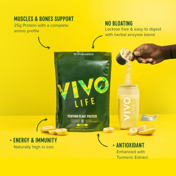 Vivo Life Plant Protein banana cinnamon banner met een zak proteine poeder met een shakebeker waar de shake in wordt bereidt