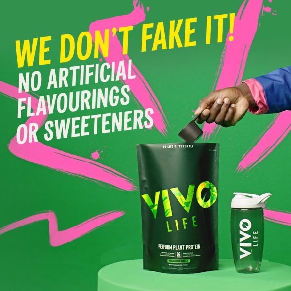 Vivo Life Plant Protein banner met een zak proteine poeder met een shakebeker waar de shake in wordt bereidt