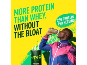 Vivo Life Perform Plant Protein sportieve donkere man die een shake drinkt met Vivo Life Plant Protein en daarnaast een zak proteine poeder met een op een kleurige achtergrond die geel is met allerlei verschillende groen tinten