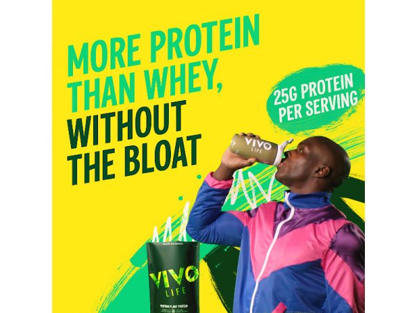 Vivo Life Perform Plant Protein sportieve donkere man die een shake drinkt met Vivo Life Plant Protein en daarnaast een zak proteine poeder met een op een kleurige achtergrond die geel is met allerlei verschillende groen tinten